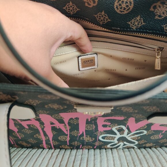 large "graffitied" punk rock vibes Guess handbag in GREAT CONDITION - Picture 2 of 8